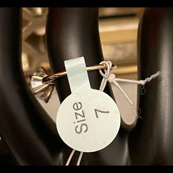 14K Gold Solitaire Ring absolutely beautiful ring. - Picture 4 of 4